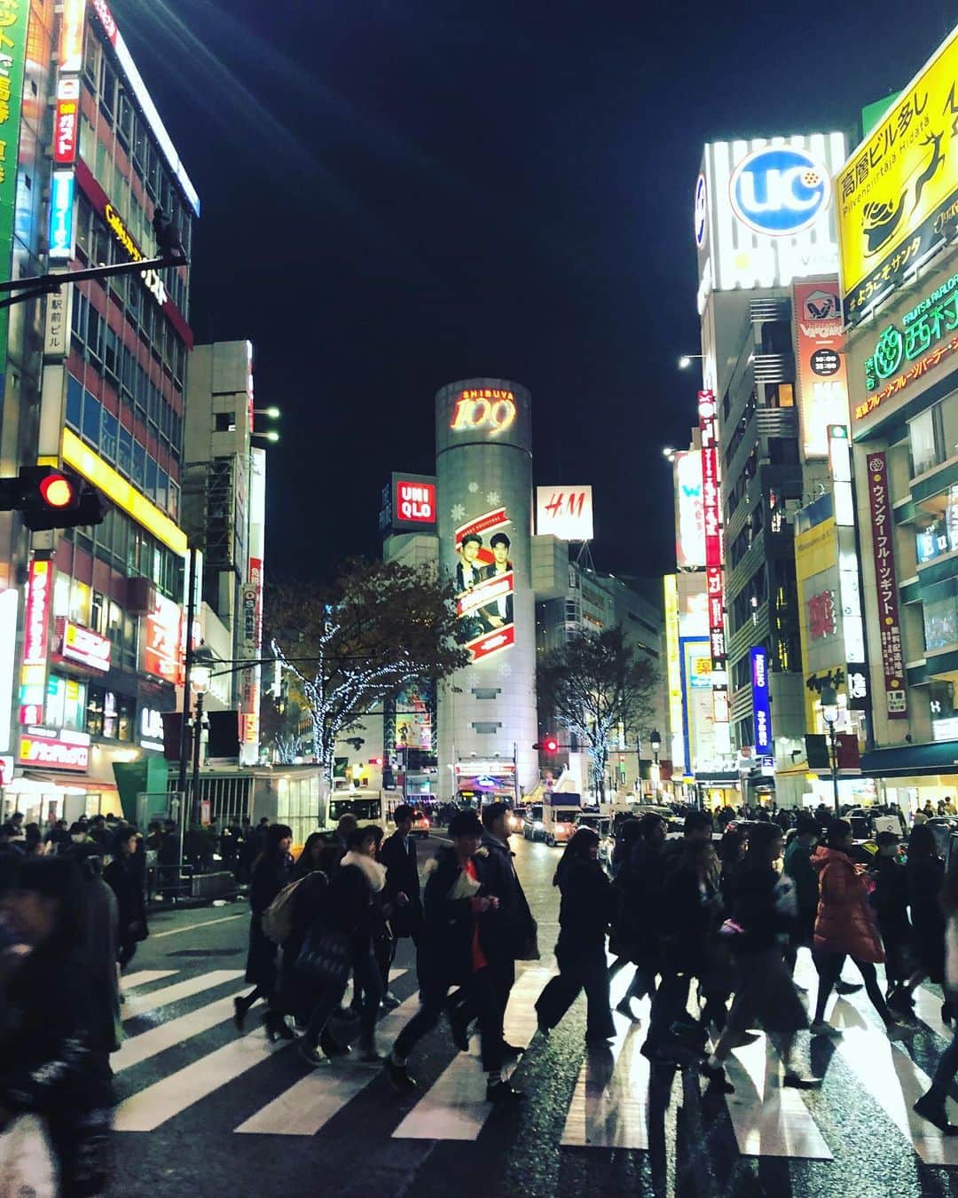のインスタグラム：「『Merry Xmas 🎄』  2018年渋谷スクランブル  今年2020年、109はNiziUだった♡  それで東方神起がやってたのを思い出した✨  余談ですが、、、  自分の生まれた西暦と自分の年齢を足すと世界中のみんなが誰でも 『2020』になる🌏  次は1000年後らしい  彼氏、彼女、家族みんなでやってみて  同じ時代にみんな生きてる  奇跡だね✨  でもね  来年も自分の西暦と自分の年齢を足してみて。  『2021』になるから  1000年後もやってみて  『3020』になるからwww  そりゃなるさw  メリークリスマ〜〜ス🎁  peace✨  #渋谷 #スクランブル交差点  #渋谷109 #109 #2018 年の渋谷 #懐かしい #東方神起109 #自分の生まれた西暦と自分の年齢を足すと #2020  になる #同じ時代に生きてる #東京 #japan #japan_photo  #japan_of_insta  #tokyo #東方神起  #tohoshinki  #XVision #SmallTalk #toho15th #weareT #Bigeast #ビギスト #tohoshinki15thanniversary  #WeareT #韓国行きたい」
