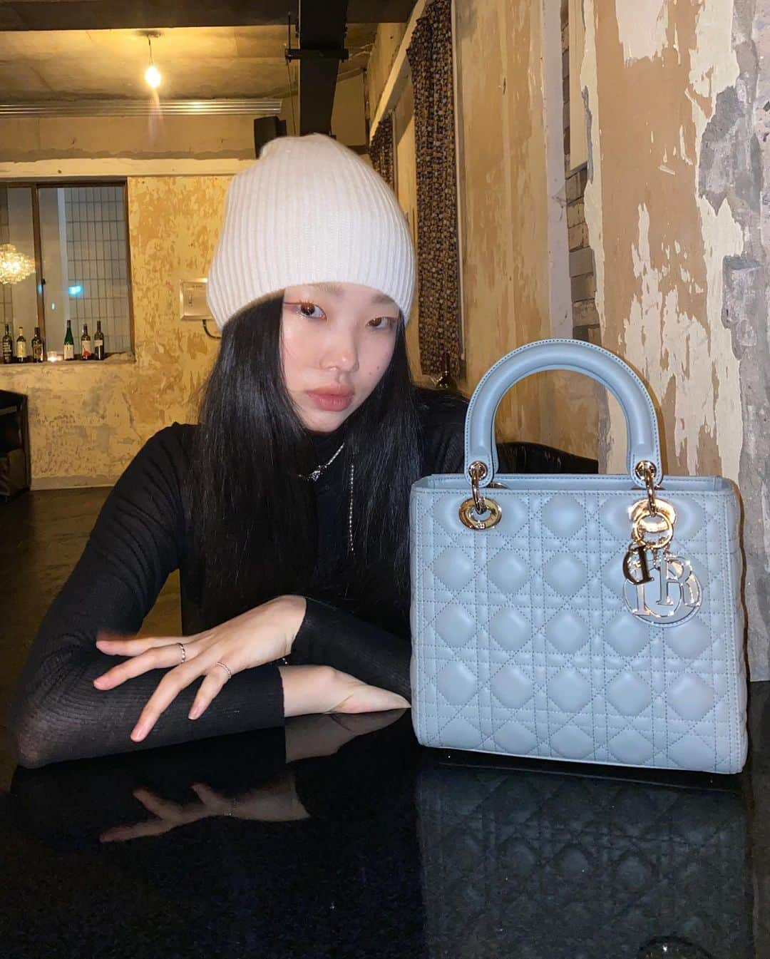 ペ・ユニョンさんのインスタグラム写真 - (ペ・ユニョンInstagram)「MERRY CHRISTMAS 🤍  #협찬 #Dior #LadyDior」12月25日 19時43分 - mulan_bae