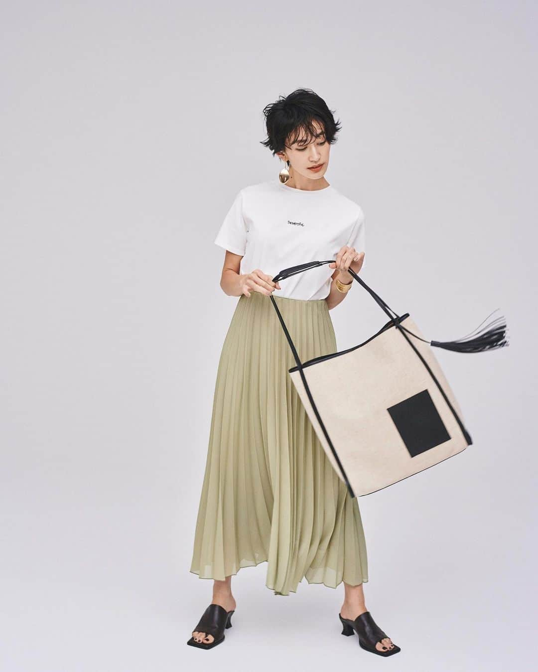 milaowen_officialさんのインスタグラム写真 - (milaowen_officialInstagram)「_PRE ORDER ﻿ ﻿ "今の気分を叶える"﻿ NEW SPRING COLLECTION﻿ BY MARIA KAMIYAMA﻿ ﻿ Tops 3,800yen+tax﻿ Skirt 9,000yen+tax﻿ Earrings 4,400yen+tax﻿ Bag 8,800yen+tax﻿ Sandals 9,800yen+tax﻿ ﻿ ﻿ #milaowen #ミラオーウェン﻿ #2021springcollection﻿ #preorder」12月25日 19時44分 - milaowen_official