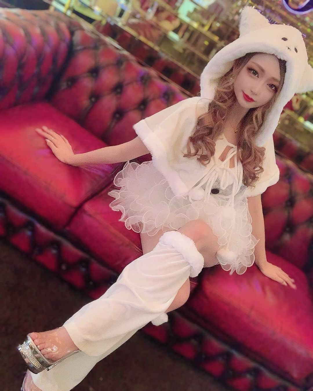 つきののインスタグラム：「. ・ ・ 今日も出勤でし ・ ・ ・ #クリスマス #christmas #xmas #サンタコス #コスプレ #ゴールド #gold #錦 #錦3 #名古屋 #ナイツネット #キャバ嬢 #キャバクラ #キャバ #歌舞伎町 #六本木 #北新地 #ミナミ #中洲 #すすきの #ギャル #ネイル #Tバック #ドレス」