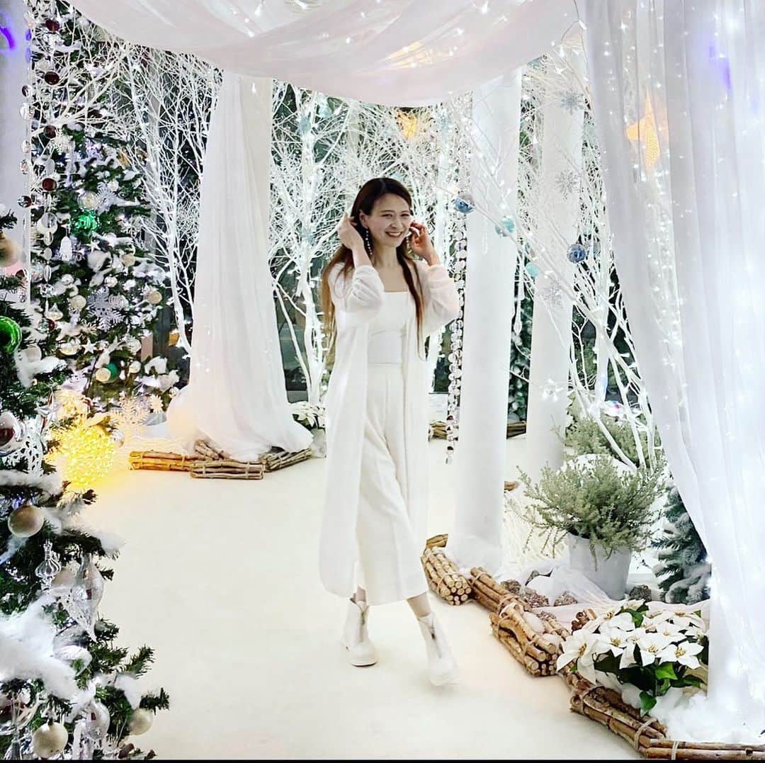里井真由美さんのインスタグラム写真 - (里井真由美Instagram)「#christmas  大好きなグランドハイアット東京さんのクリスマスイルミネーションも今日まで✨✨✨ This illumination is until today!  @grandhyatttokyo   私は白が1番好きです♡ (洋服は白しか着ません😆) だからもぅ、ほんと 今年のイルミネーション大好きでした〜🎄✨🎄✨✨✨  大好きな真っ白な空間で 明るい来年のイメージが膨らみました♡ありがとうございます。また包まれたーい♡  I like white the best.  I only wear white clothes.  I like the white illuminations of Roppongi Grand Hyatt Tokyo.  I want to be wrapped in this white light again.  When I was in a pure white world, the bright image of next year swelled.   真っ白なスイーツの詰め合わせも大好きです。ホテルの皆さまありがとうございました♡  I also love the assortment of pure white sweets! Thank you very much‼️  #white #whitechristmas  #grandhyatttokyo #クリスマス  #モンブランの世界#栗#和栗#栗スイーツ#モンブラン#里井真由美#里井ワグリーナ真由美#ワグリーナ#ワグリーナ真由美#japan#mayumisatoi#アフタヌーンティー#零食#さといいね#스위트#ありが糖運動#まゆログ#甜食#着物#フードジャーナリスト里井真由美」12月25日 19時44分 - mayumi.satoi