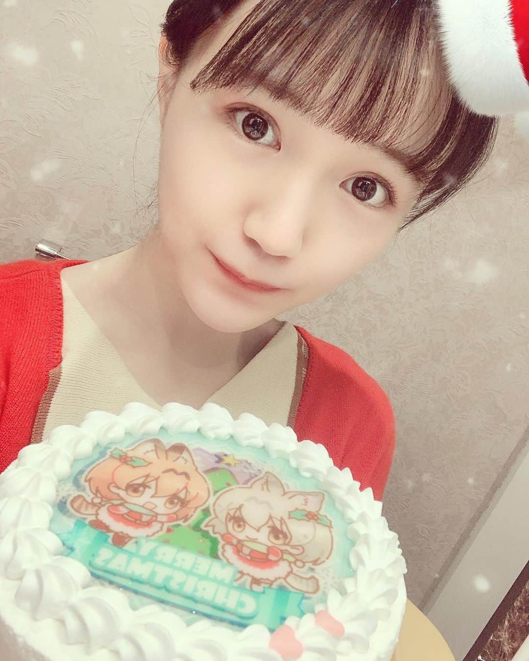 尾崎由香のインスタグラム：「メリークリスマス🎅🎄  これから家族でケーキ食べる♪♪ みんなはサンタきたかな？🎁  #クリスマス　#クリスマスケーキ　#サンタ」
