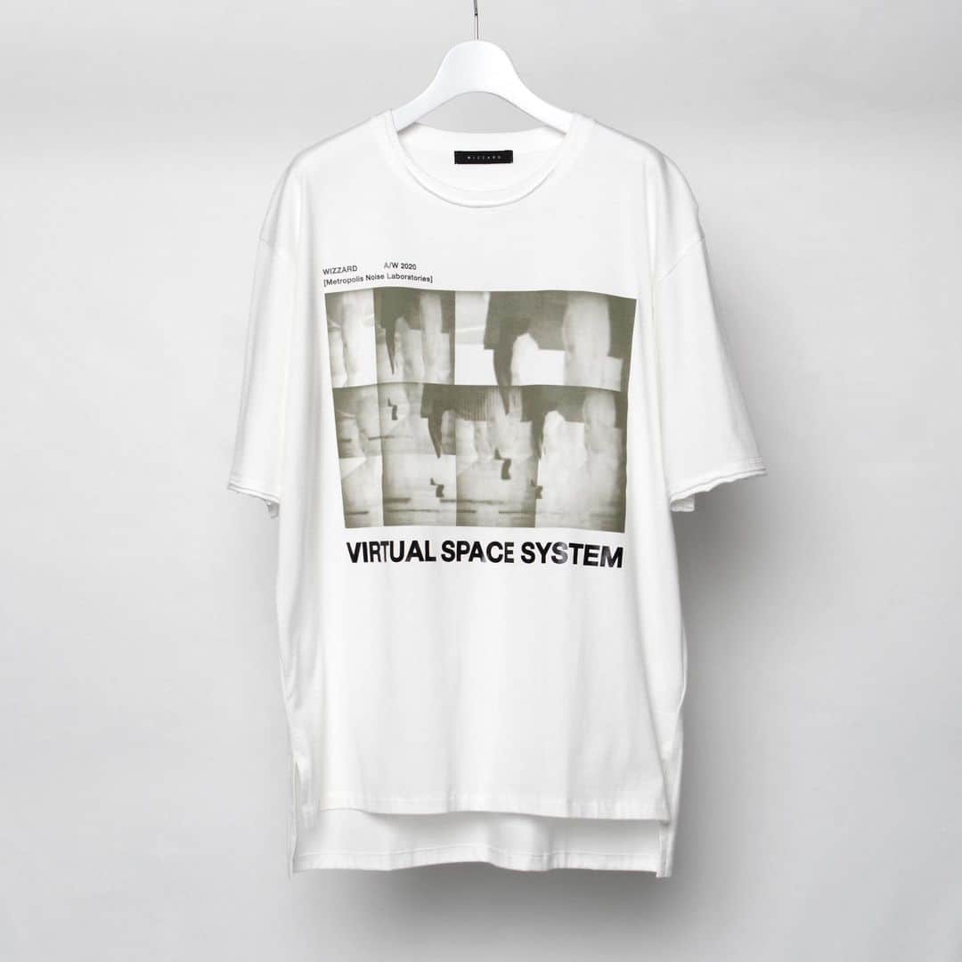 ウィザードのインスタグラム：「GRAPHIC T-SHIRTS "VIRTUAL SPACE SYSTEM"  軽くて耐久性、保温性にも優れた５０/２GIZA 天竺 を使用しています。 上質なエジプト超長綿はしなやかな風合いが特徴で、とても肌触りの良い素材です。 その為ゆったりとしたシルエットを生かしたドレープを作り出します。  OFFICIAL WEB STORE  https://wizzard.stores.jp  #wizzard_fac  #wizzard  #fashion  #tokyofashion  #streetfashion  #fashionphoto #designersbrand  #domesticbrand  #mensfashion #printtshirt  #メンズファッション #ファッションブランド #ウィザード #プリントtシャツ  #グラフィックtシャツ」
