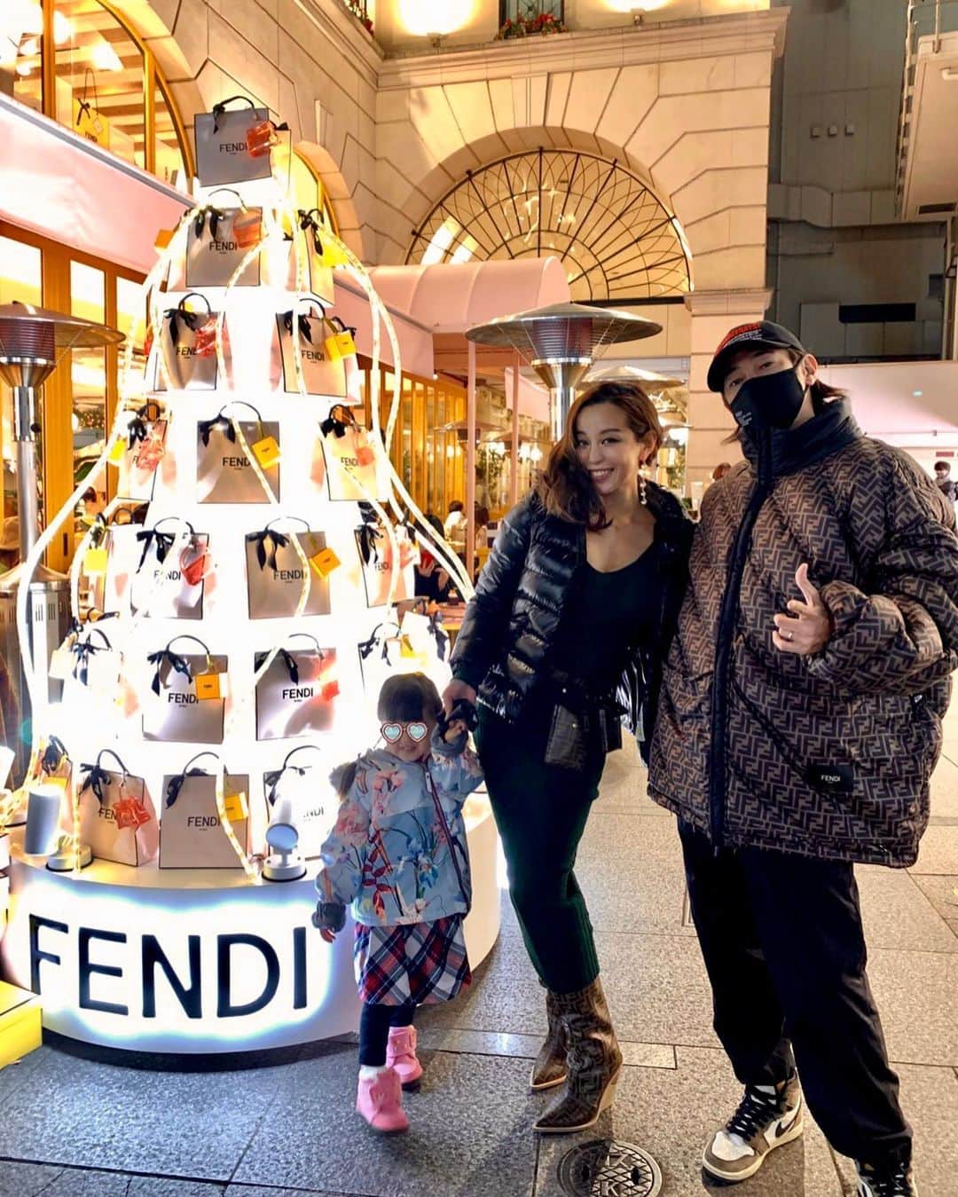 PINKYのインスタグラム：「Very Merry Christmas🎄🎁❤️ ＆ 5th Anniversary👩‍❤️‍💋‍👨💐✨  ・・・  #love #happy #family #mamalife #VeryMerryChristmas #5thanniversary」