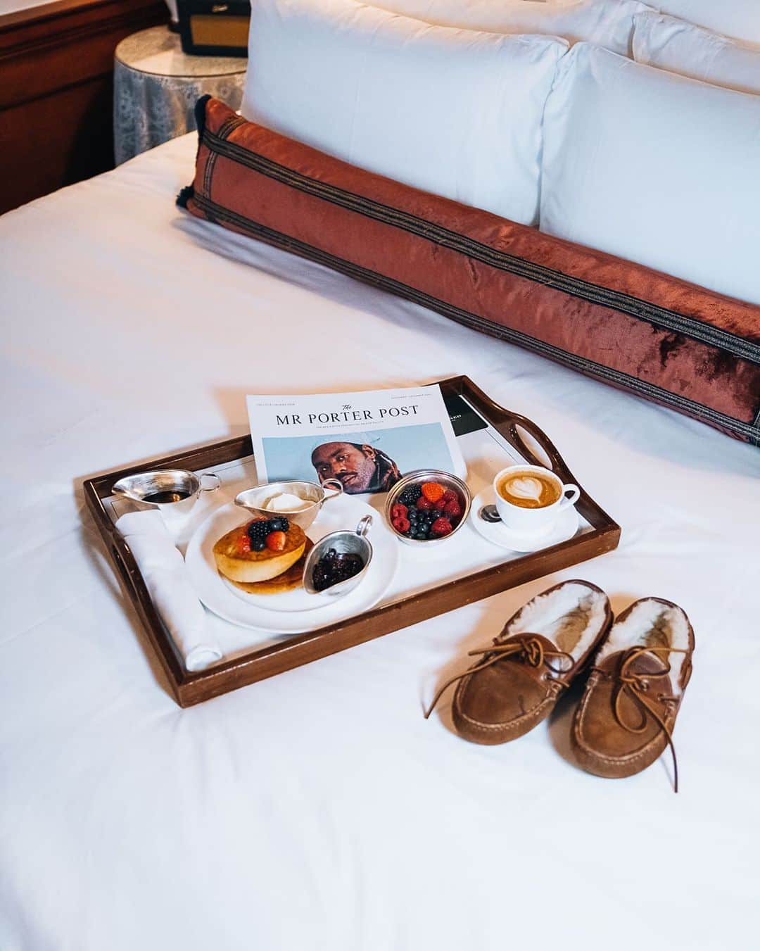 MR PORTERのインスタグラム：「Starting the day as we mean to go on. Who’s for breakfast in bed? 🎄#MRPORTERLittleLuxuries」