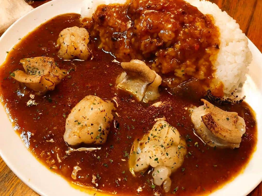 チキン南蛮カレーのルウ王子さんのインスタグラム写真 - (チキン南蛮カレーのルウ王子Instagram)「メルウクルウスマス！！寒い日にはてげうま極上ぷるぷるうなホルウモンカレー！！ リピート率ベスト3に入ルウ大人気メニュー ！１度食べルウと止まらなくなルウ美味しさ！ホルウモンカレー最高！てげうまルウ！ ★ ★ #ホルモンカレー #テイクアウト #都城 #麻婆カレー #カレー倶楽部ルウ #飯テロ #ふるさと納税  #ルウ王子 #グルメスタグラム #宮崎 #カレー好きな人と繋がりたい #宮崎カフェ #焼肉  #カレー弁当 #福岡 #宮崎ランチ #寺田町 #梅田 #宮崎 #グルメ好きな人と繋がりたい #カレー #南森町 #寺田町駅 #鹿児島 #難波 #都城ランチ #ホルモン」12月25日 19時46分 - currynoprince