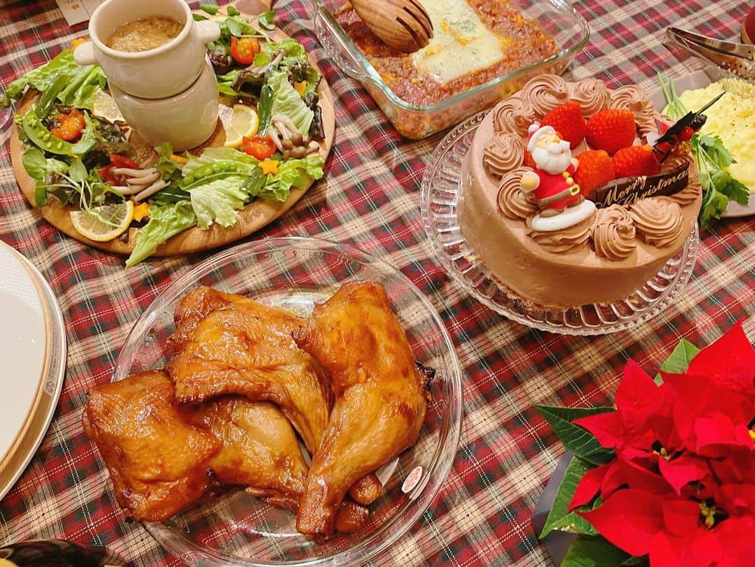 近藤千尋さんのインスタグラム写真 - (近藤千尋Instagram)「Merry Christmas🎄♥️🎅 今年は家族だけでまったり おうちクリスマス💖 バーニャカウダ サーモンシチュー チキン マッシュポテト ミートドリア でした☺️☺️☺️ なんやかんや、 25日お互いに夫婦お休みなのが 付き合って初めてだった気がする😀❤️  みなさんはどんなクリスマスでしたか⁉️💓」12月25日 19時46分 - chipichan.1215