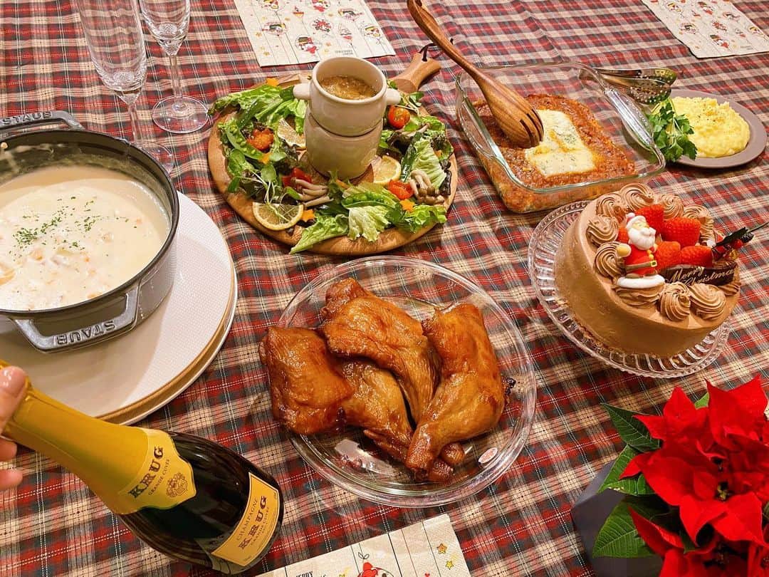 近藤千尋のインスタグラム：「Merry Christmas🎄♥️🎅 今年は家族だけでまったり おうちクリスマス💖 バーニャカウダ サーモンシチュー チキン マッシュポテト ミートドリア でした☺️☺️☺️ なんやかんや、 25日お互いに夫婦お休みなのが 付き合って初めてだった気がする😀❤️  みなさんはどんなクリスマスでしたか⁉️💓」