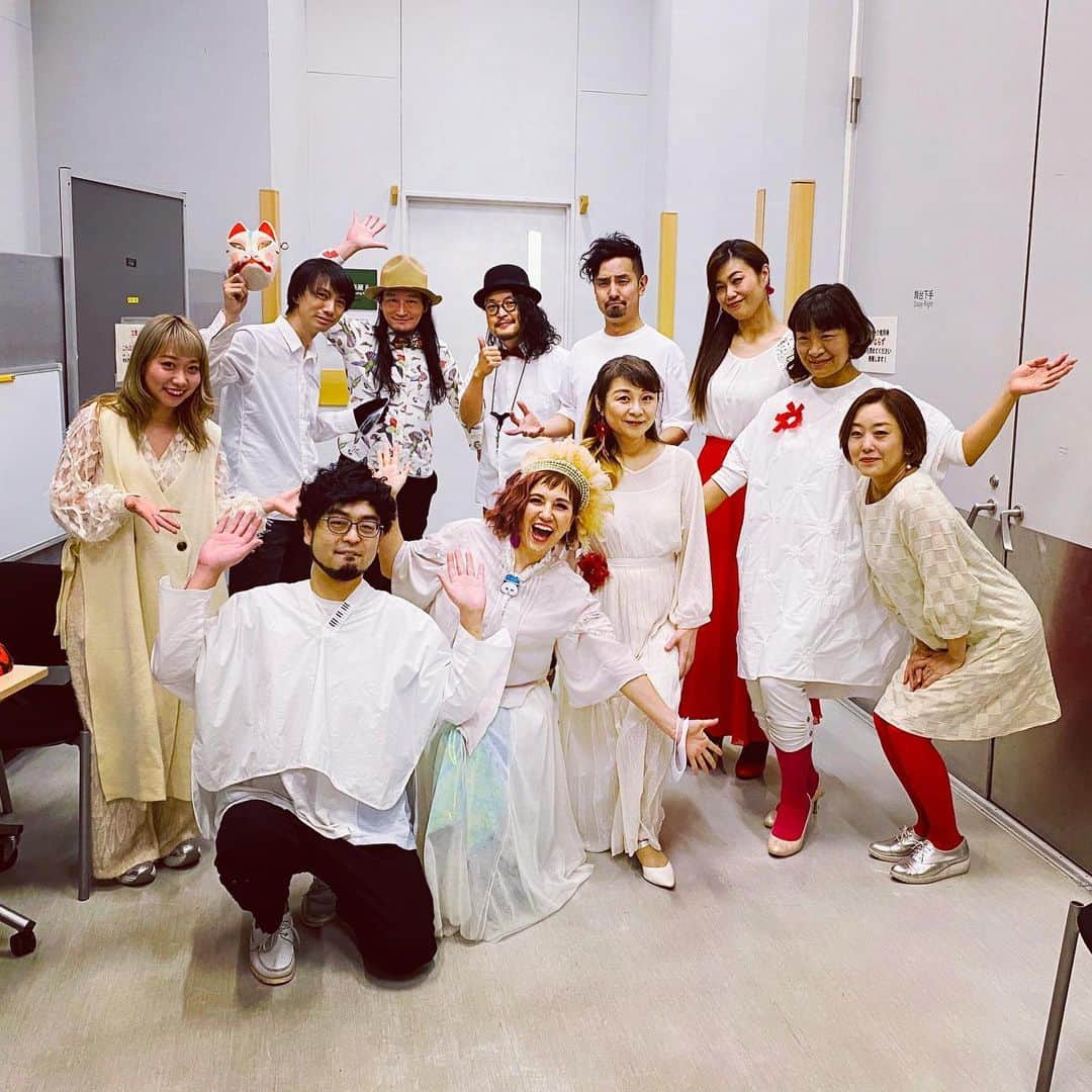 横沢ローラのインスタグラム：「開演前の、「オノマトペルと不思議の風たち」。  私の着るはずの真っ赤な衣装はこの頃「渋谷郵便局」でのんびりイブの配達を待っていた。 「ロングだからちょっとつっかかると転ぶよねえ」 「ウェストあの人入るのかしらあ」  と配達員さんの注目を集めながら...  なわけないやないの。  出る直前直前、まではみんなマスク完備だったよ！ #オノマトペル並行世界切符 #オノマトペル #オノマトペルワンマン」
