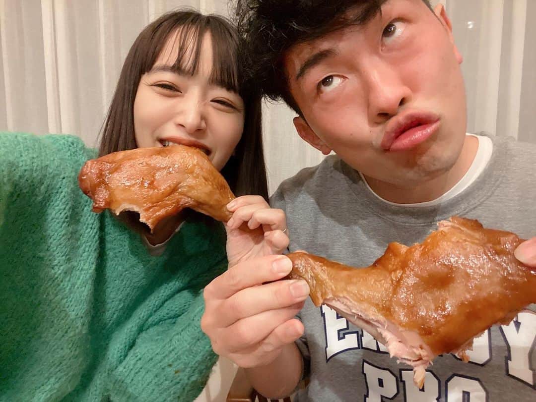 近藤千尋のインスタグラム：「2枚目は十愛が撮ってくれた📷✌️💖 ちなみに、サンタさんからのクリスマス🎄プレゼントは 鬼滅の刃の、カナヲさんの お洋服でした👚笑❤️❤️ 後ろ姿がいかつい3歳😂😂😂😂  #merrychristmas」