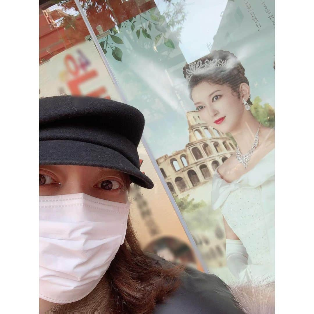 朝夏まなとさんのインスタグラム写真 - (朝夏まなとInstagram)「. #ローマの休日 #御園座 公演 無事に千穐楽を迎えられました😭  ほんとに奇跡です 感謝しかありません ありがとうございました☺️  #博多座 で 公演するためにも ますます気をつけて生活したいと思います🇮🇹 この奇跡が続きますように🙏  写真は 今回のカンパニーTシャツ✌️ #アン王女 にサンダルを履かせてくれる！#坂口杏奈 ちゃんのデザインです✨ かわいくてお気に入り♡  黒地に黒字っていう、玄人的な（？）配色にしてみました笑  #メリークリスマス #2020年  #ラスト舞台 #ありがとう #名古屋 #くろじにくろじ #真実の口 #自分と自撮り #2021 #博多 の #ローマ で #会えますように🇮🇹」12月25日 19時49分 - asaka_manato_official