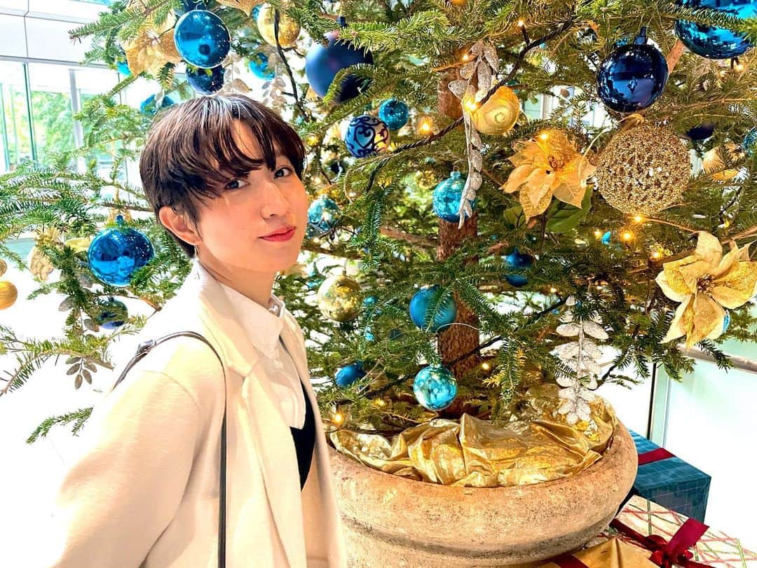 片山陽加さんのインスタグラム写真 - (片山陽加Instagram)「ツリーと私。  メリクリ🎁🎅🎄  #メリクリ #merrychristmas」12月25日 19時49分 - haachandyoo