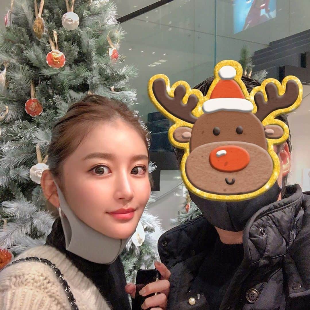 AYUMIのインスタグラム：「. ・ ♡ 𝑀𝑒𝑟𝑟𝑦 𝐶𝘩𝑟𝑖𝑠𝑡𝑚𝑎𝑠 ♡ ・ このトナカイちゃん 旦那さんに似てるの☺︎ 可愛いʷʷ ・ ・ 今日は家族でおうちparty🎅🤍 ・ ・ 𝐼’𝑚 𝑟𝑒𝑎𝑙𝑙𝑦 𝑔𝑙𝑎𝑑 𝑖 𝑚𝑒𝑡 𝑦𝑜𝑢.🎄」
