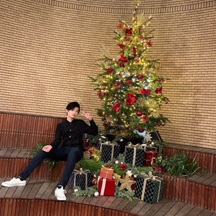 内田蓮のインスタグラム：「今年もやってきましたクリ〜ス〜マス〜🎅🏼🎄 みんなは何して過ごしているかなぁー✨  #内田蓮 #nicola #ニコラ #ニコラメンズモデル #メンモ #メンズモデル #クリスマス #12月25日 #事務所にある大きなクリスマスツリー前 #撮影の時だけマスク外してます」