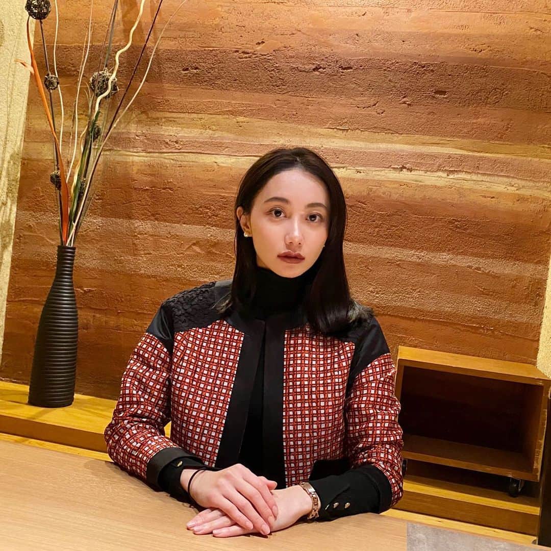のインスタグラム：「クリスマスは、@tae_ashida_official を着ました🎄とても上品なお洋服で大人っぽくなれたかな✨  かっこつけたら真顔になりました😂  #merrychristmas」