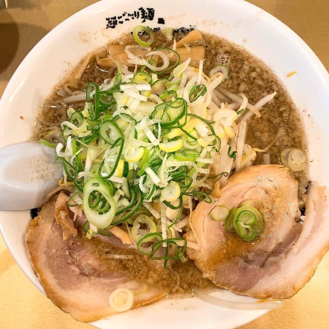 華月咲（さーちゃん）のインスタグラム：「🍜 #ごっつ秋葉原店 #しょうゆかつおラーメン ¥790 秋葉原駅より徒歩４分。 ＊ メニュー数、コスパ共にここ最近で いちばん衝撃を受けたお店( ꒪⌓꒪)🍜✨ 鬼滅メニューもあって超悩んだけど笑 しょうゆかつお×細麺×ごっつ（背脂多め） カスタム次第で無限のバリエーションだし 薬味、メンマまで多めも無料てどゆこと🤣 麺量並盛りで280gてどゆこと🤣🤣🤣笑 美味しすぎて気付けば完食してたけど。神。 ＊ ねぎの下にたっぷりもやしで幸せ満開🌸 たまご、ねぎ入りの特製割りスープで〆！ もちろんこれも無料。イインデスカ…🥲💓 次はみそ頼む！ご馳走様でしたん٩( ᐛ )( ᐖ )۶ ・ ・ #japan #tokyo #akihabara #ramen  #ごっつ #東京 #秋葉原 #秋葉原グルメ #東京ラーメン #秋葉原ラーメン #背脂ラーメン #ラーメン #ラーメン女子 #ラーメン部関東 #ラーメン倶楽部 #ラーメン部 #麺スタグラマー #麺スタグラム #ラーメン好きと繋がりたい #ラーメンパトロール」
