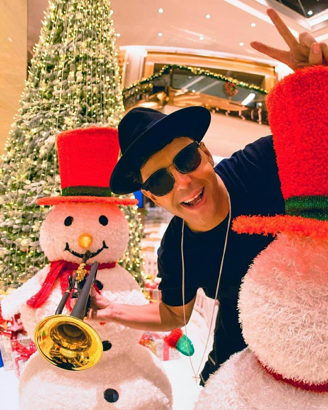 Spinnin' Recordsさんのインスタグラム写真 - (Spinnin' RecordsInstagram)「Merry Christmas from all of us at Spinnin' 🎄 Hope all of you and your loved ones are healthy and doing well during the holidays ❤️ ​ ​@timmytrumpet @samfeldtmusic @lucasandsteve @lucas_lucasandsteve @quintino @jonasaden @henripfr @damienndrix @joestonemusic @steffdacampo #SpinninRecords」12月25日 19時54分 - spinninrecords