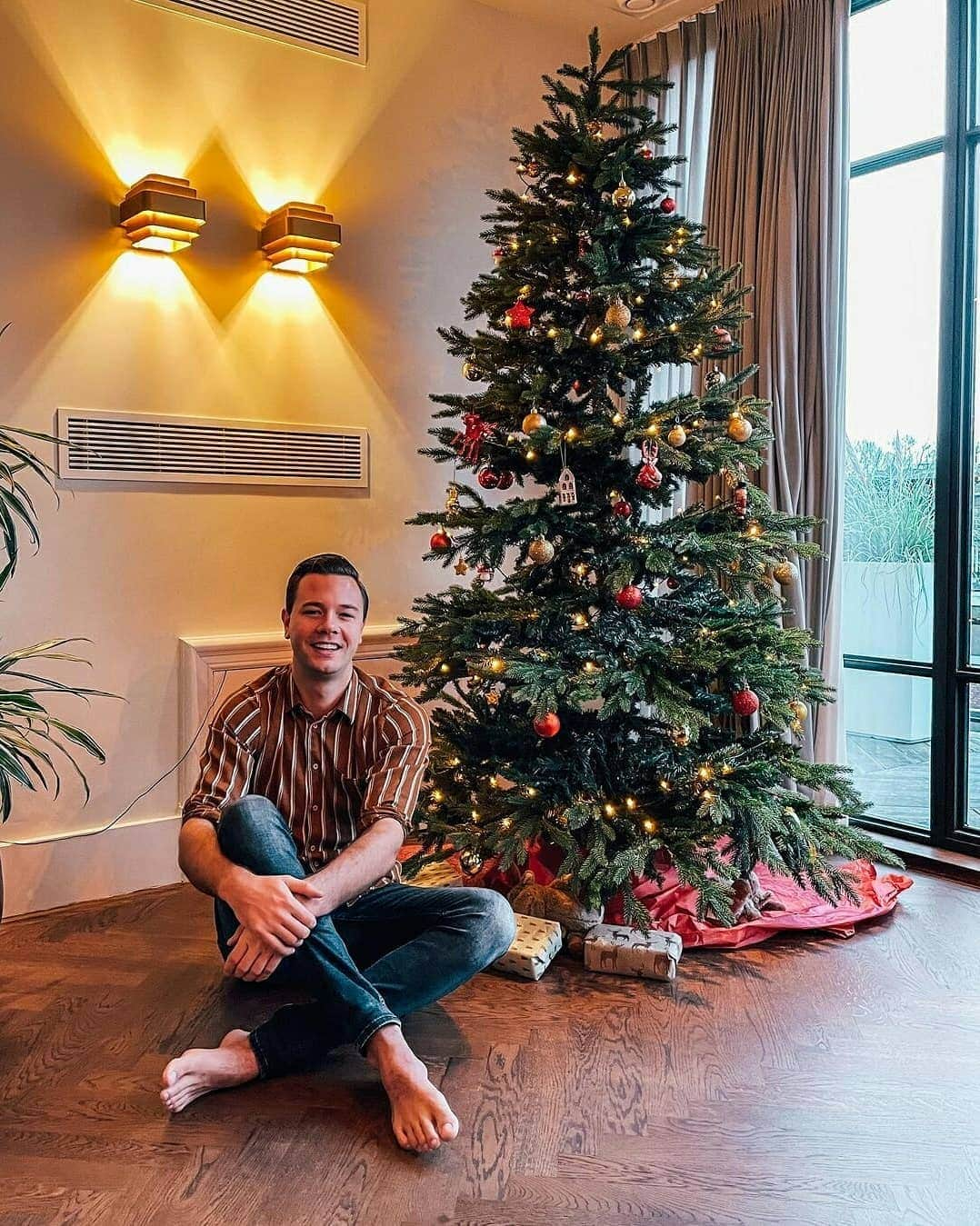 Spinnin' Recordsさんのインスタグラム写真 - (Spinnin' RecordsInstagram)「Merry Christmas from all of us at Spinnin' 🎄 Hope all of you and your loved ones are healthy and doing well during the holidays ❤️ ​ ​@timmytrumpet @samfeldtmusic @lucasandsteve @lucas_lucasandsteve @quintino @jonasaden @henripfr @damienndrix @joestonemusic @steffdacampo #SpinninRecords」12月25日 19時54分 - spinninrecords