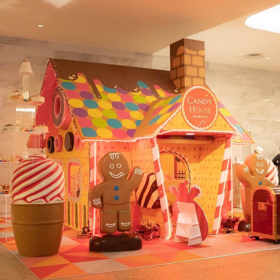 【公式】ルネッサンスリゾートオキナワのインスタグラム：「. #お菓子の家 #クリスマス #沖縄 #リゾート #ホテル #ルネッサンスリゾートオキナワ #candyhouse #christmas #okinawa #resort #hotel #renaissanceokinawaresort #renhotels」