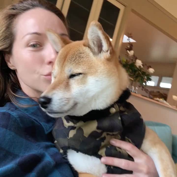 エミリー・スコットのインスタグラム：「Merry Christmas 🎄our family to you ❤️」
