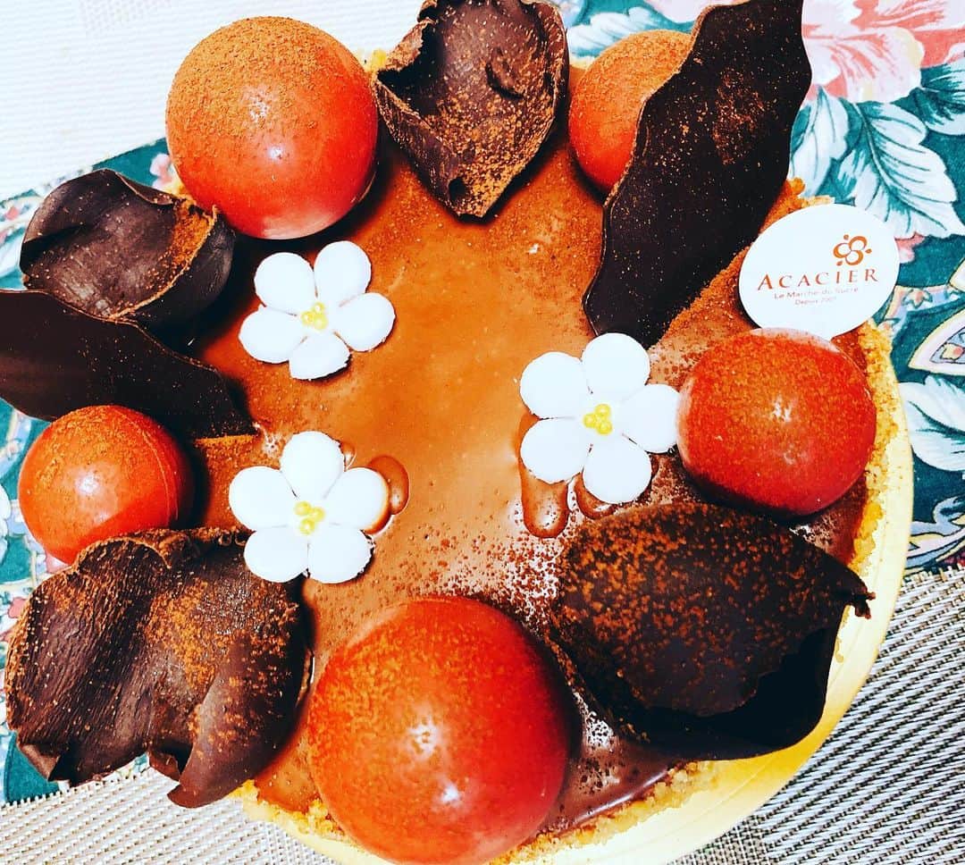 のぐちゆりのインスタグラム：「おしゃれなケーキは見ているだけで テンションが上がる😌💓  メリークリスマス🎄✨」