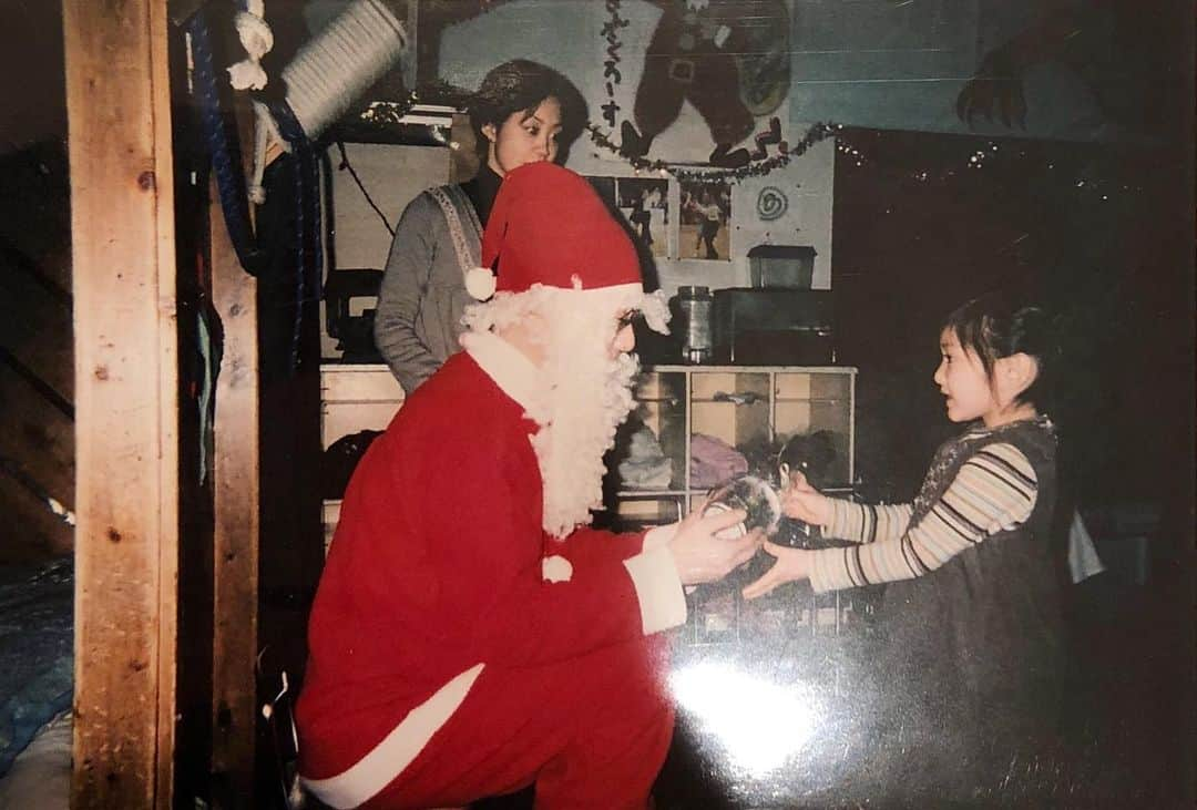 石丸乃晏さんのインスタグラム写真 - (石丸乃晏Instagram)「みんなー！🎅🏻❤️ ✧･ﾟ: 🅜🅔🅡🅡🅨 🅒🅗🅡🅘🅢🅣🅜🅐🅢✧*:･ﾟ✧ サンタさんからプレゼントをもらってる小さい私☆〜（ゝ。∂）」12月25日 19時55分 - noan_ishimaru