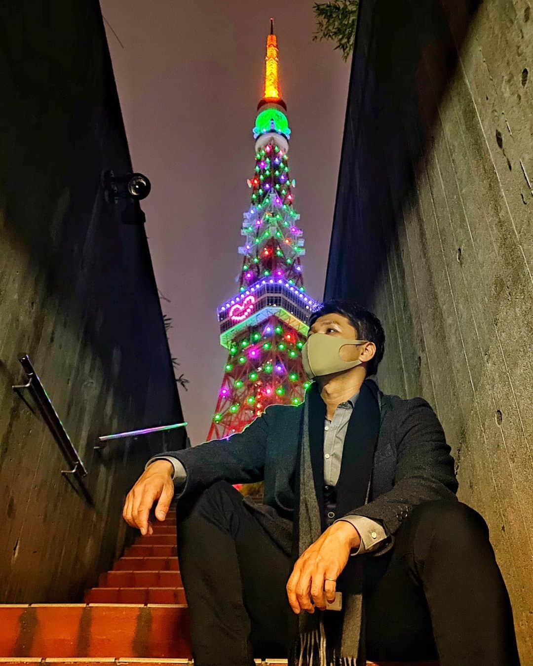 リバトラ YOSHITOのインスタグラム：「“Merry Christmas”﻿🎄✨  #クリスマス#Xmas#merrychristmas #東京タワー#🗼#TOKYO#tokyotower #東京タワー地下駐車場階段 #12月24日 #12月25日 #休筋日 #スカイツリーより東京タワー派  ﻿」