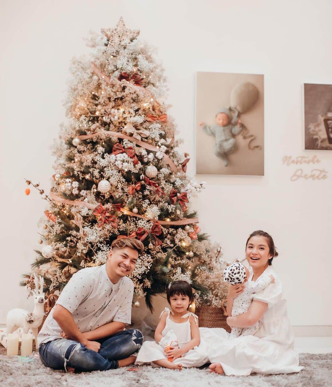 チェルシー・オリビアのインスタグラム：「Merry Christmas everyone!!! May the spirit of Christmas bring you and your family hope, love, and happiness 🎄🎁 -Alinskie Family-」