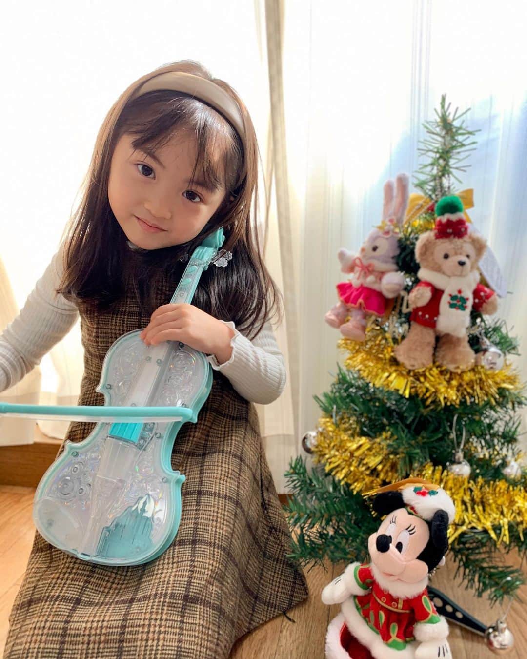 のインスタグラム：「🎻🎶 . . サンタさんからのプレゼントは ディズニーのバイオリン🎅🎄 . 去年せなちゃんがサンタさんにもらってて それに憧れて 去年のクリスマスからずっと思い変わらずでした❣️❣️ . . 朝からずっと弾き鳴らしてたよ🎶 . よかったねー😆🎁 . . #5歳 #クリスマス #クリスマスプレゼント #ディズニーバイオリン #バイオリン」