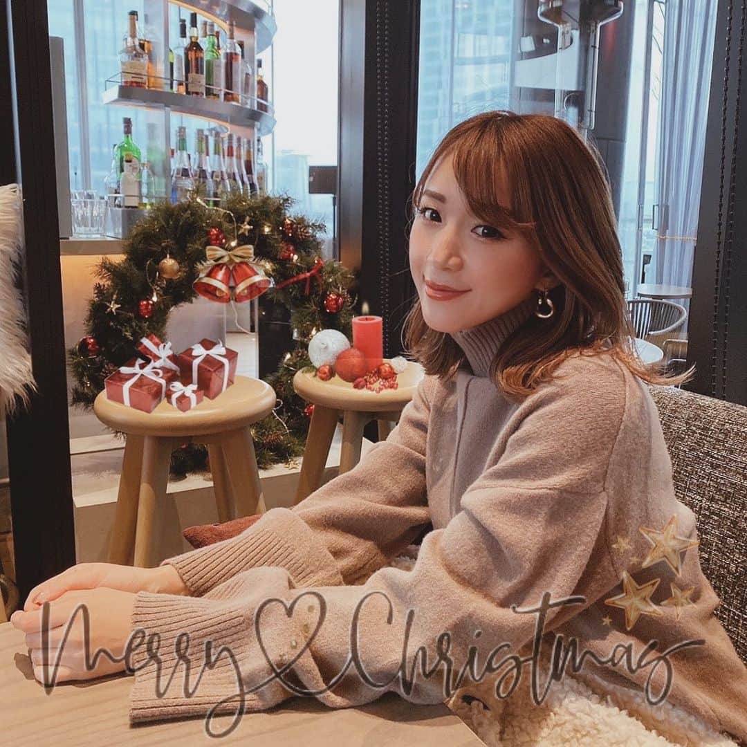 咲月美優のインスタグラム：「☽ . 𝐌𝐞𝐫𝐫𝐲 𝐜𝐡𝐫𝐢𝐬𝐭𝗺𝐚𝐬🎄🎁 . 今日はお家で クリスマスパーティー🎅 みんなはどう過ごしますか？ 素敵なクリスマスを…🎄💖 . リースだけじゃ少し寂しかったから クリスマスの飾り足してみたw . . #merrychristmas  #christmas  #メリークリスマス #クリスマス .」