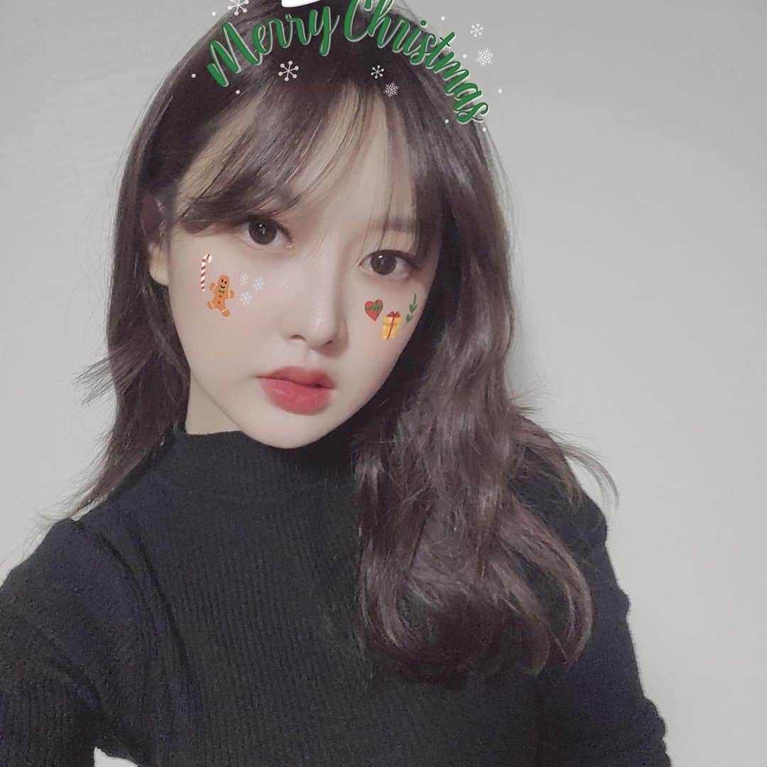 gugudanのインスタグラム：「깜짝 크리스마스 선물이 도착했습니다🎁  단짝을 위해 찾아온 미미 산타 요정❤ Merry Christmas With MIMI  #구구단 #gugudan #미미 #MIMI #Merry_Christmas🎄」