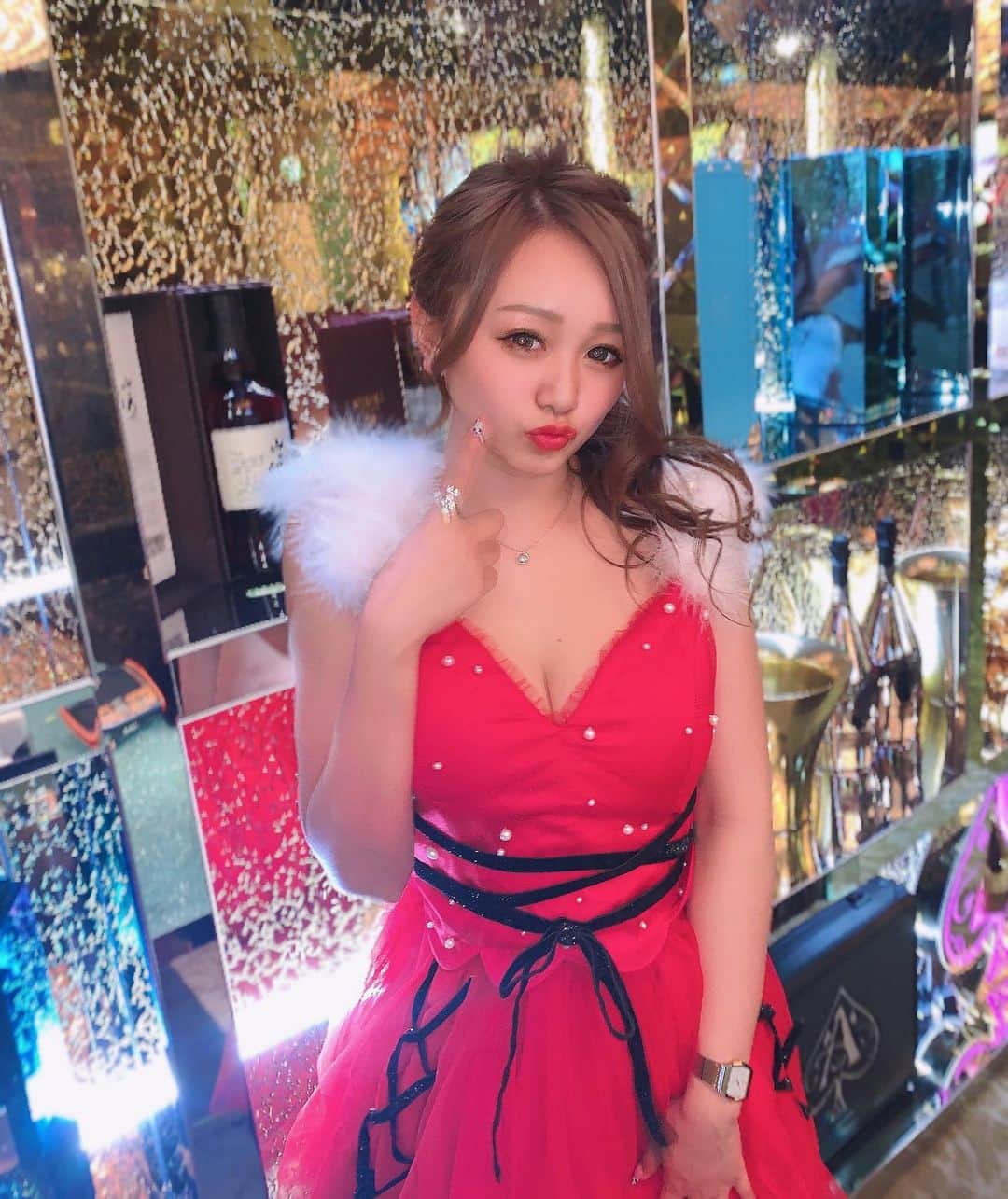 あゆぽよのインスタグラム：「🎅  メリクリ〜❤️  小学校以来サンタさん来なくなったんだけど何事？🤣  #サンタコス #メリークリスマス」