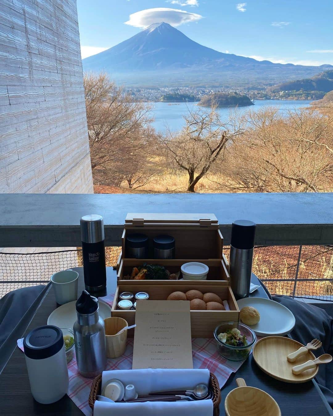 姫野れみのインスタグラム：「Merry Christmas 🎄✨ 眺めが最高でお部屋のこたつで朝食の朝🥣♪  素敵なクリスマスをお過ごし下さい🥰  #merrychristmas #xmas #富士山 #家族旅行 #朝食 #グランピング #こたつ」