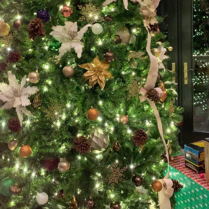ジェニファー・ハドソンのインスタグラム：「It’s Christmas Eve !!!!!!! Christmas is my favorite thing !  @patricecovington #fewofmyfavoritethingssingle」