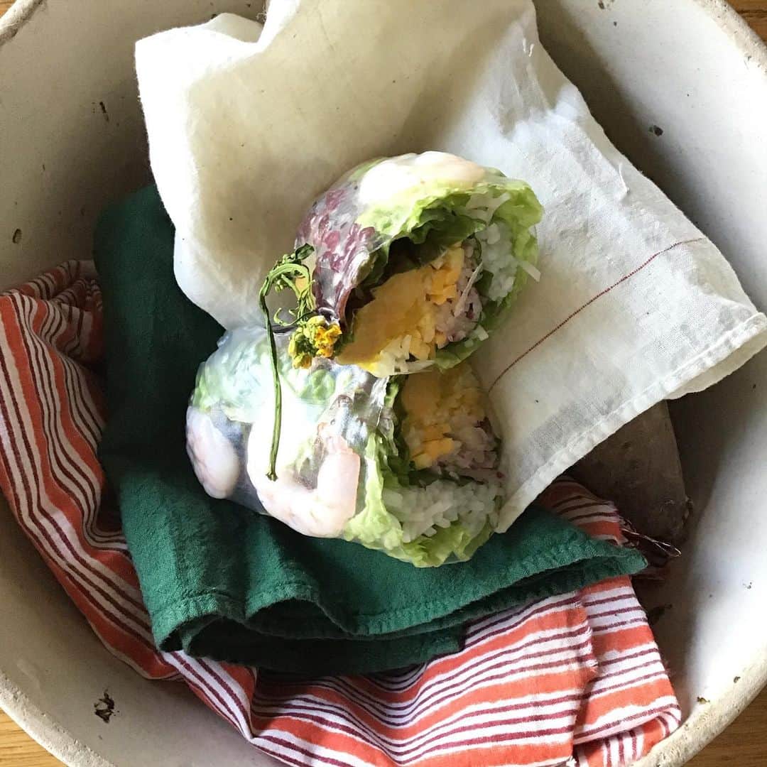 Pho 321 Noodle barのインスタグラム：「2020年　pho321のlast fridayの朝です。  新年にご出産を控えたお客さまも　walkingの途中にお立ち寄り下さり　やがて生まれる小さないのちを嬉しく思います。  本日の生春巻きは　北海道から鹿児島まで、あやめ雪かぶ❄️ 紫しぐれ大根　安納芋/シルキースイート　イエロービートルート入り、自家製のピーナッツ味噌とスイートチリ　2種のソースでお召し上がり下さいませ。  新しい年は　御自宅でのキッチンでのお時間がより豊かになるような　オリジナルドレッシングやソースの販売も予定しております。  本日も11:30am opening 5:30pm last call 6pm closing、中休みなし、何時も通り　chompyとuber eats、ふたつのdelivery serviceも稼働致します。 *to go boxのご予約はこちらから☎︎03-6432-9586  お仕事の合間のエネルギー補給 soup補給にお立ち寄り下さいませ。  引き続き　安全第一で　最終オーダーまで宜しくお願い致します。  today’s recommend:summer roll for sharing,pho chicken,bun pork(warm),3rd noodle,com chicken,kurumiharrisa and tea time tailor (friday night)  today’s opening bgm📻thankful n’thoughtful from’fresh’/sly and the family stone  #生春巻き #summerroll」