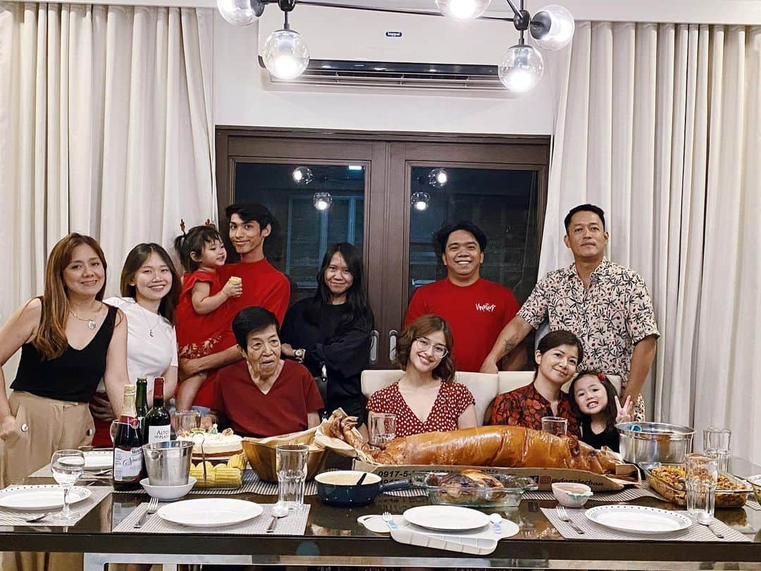 リザ・ソベラーノさんのインスタグラム写真 - (リザ・ソベラーノInstagram)「Merry Christmas from our family to yours! ❤️ Hope everyone feels the love and presence of our dear savior on this very special day. Stay safe everyone! 🎄」12月25日 11時02分 - lizasoberano