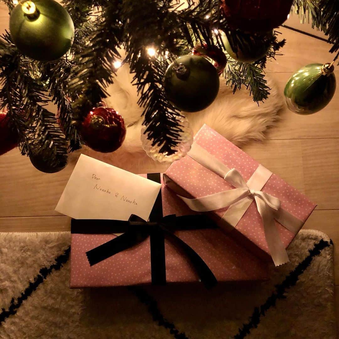 ◆miki◆のインスタグラム：「* * ✨𝙼𝚎𝚛𝚛𝚢 𝚇'𝚖𝚊𝚜🎄  昨夜はせっせとラッピングをし 無事にサンタの任務完了🎅🏻  今年もお手紙を添えて💌  周りからチラホラ聞いちゃった サンタの真実。  来年は打ち明けないとな💭🎅🏻 と思いつつも 今朝の雄叫びの反応と サンタさんきたーーー😳‼️ やったーーーー😳‼️‼️の 反応を見ると  まだバッコリ信じとんなwww🤣  そのまま信じといてな😘❤️❤️  さぁ、今夜はparty🎉  #christmas #merrychristmas  #1225 #christmaspresent #サンタ任務完了」