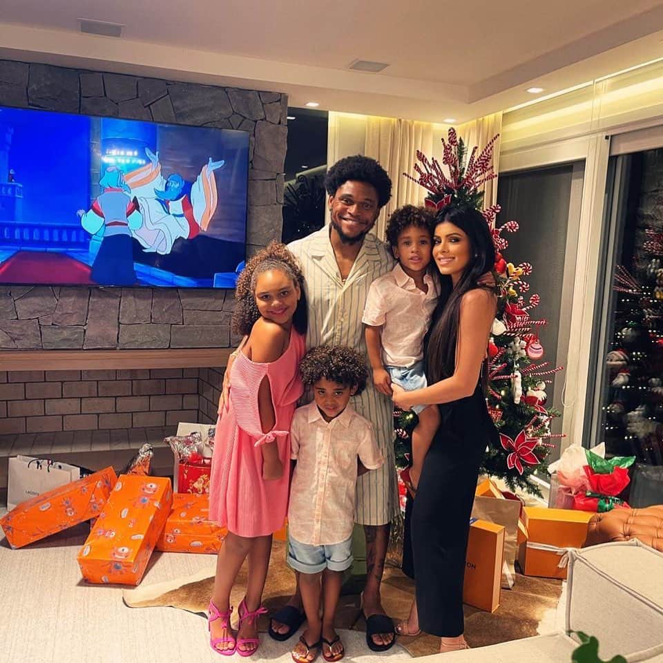 ルイス・アドリアーノのインスタグラム：「Feliz natal 🎄🎁」