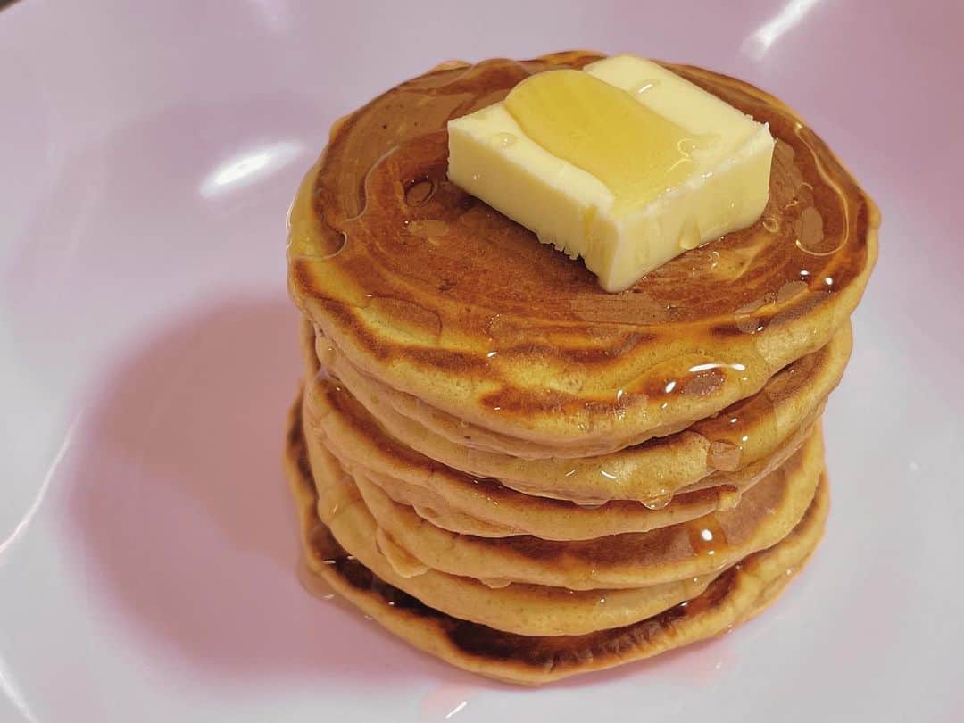 EMIのインスタグラム：「⭐︎ 積み重なったパンケーキに 四角いバターが乗ってて シロップがタラ〜ってかかってるのが 食べたい。 と朝から面倒くさいリクエストw クリスマスだから特別よ♡ #merrychristmas  #❤️」