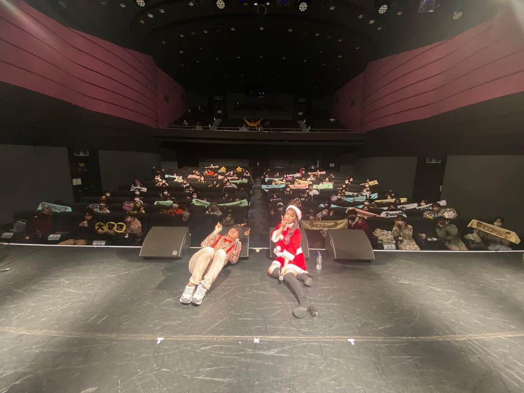 まるりとりゅうがさんのインスタグラム写真 - (まるりとりゅうがInstagram)「メリークリスマス🎅🎄 皆さんクリスマスはどうお過ごしですか😉？  まるりとりゅうがのへや#8 クリスマス篇皆さんありがとうございました😌✨ スタッフもゲラゲラ笑ってしまって、そして楽曲でまた泣いてしまって(涙もろいマネージャーです) 本当に楽しかったです😉✨  今回公演が出来た事は、皆さんのお陰です。ありがとうございました🙇‍♀️  これからたくさん喜んでもらえる事をお届け出来るので、お楽しみに🥺💓  #まるりとりゅうが#まるり#りゅうが#8#クリスマス#メリークリスマス」12月25日 11時08分 - maruritoryuga