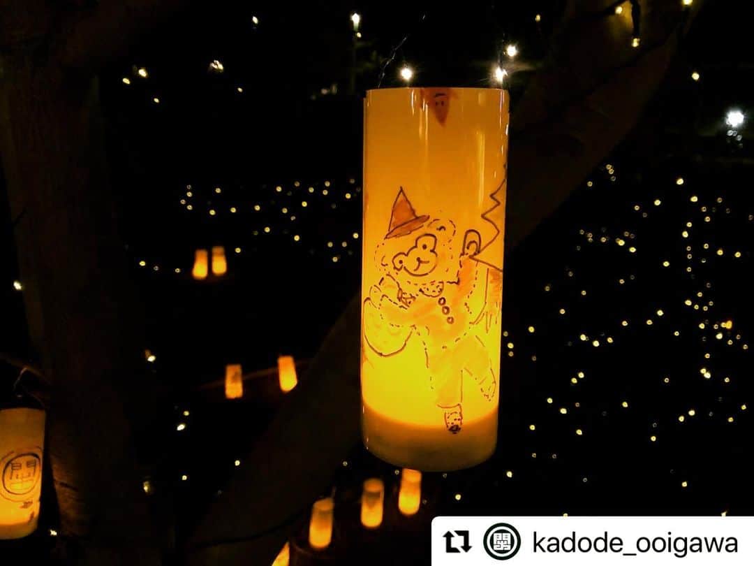 島田市さんのインスタグラム写真 - (島田市Instagram)「メリークリスマス🎄🎅✨ 25日夜まで！KADODE OOIGAWAでクリスマスキャンドルナイトを開催しています。 あったかいスープの販売もありますよ〜😊KADODEでほっこり、あったかいクリスマスを過ごしませんか？🎄  #Repost @kadode_ooigawa with @make_repost ・・・ 《イベントのご案内》﻿ ﻿ kadode ooigawaオープンしてから初めてのクリスマス🎄﻿ #カドデキャンドルナイト を開催します！﻿ マルシェとカフェの間のイベント広場をイルミネーションします。﻿ イベント広場にある約300個のランタンには、地元の幼稚園、保育園の子供たち、またkadodeスタッフが書いた個性溢れる絵が描かれています。ぜひご覧ください。﻿ ﻿ 普段は開いていないキッズパーク外からの入り口も特別に開放♪﻿ ※遊具では遊べません。﻿ ﻿ SLも特別にあの色にライトアップ💡﻿ ﻿ 今年は、kadodeで新鮮な食材をゲット、カドデキャンドルナイトを見てからおうちクリスマスを楽しみませんか？﻿ ﻿ 開催日﻿ 2020/12/23(水)〜2020/12/25(金)﻿ 各日17時〜19時まで﻿ ※12/24.25はイベント広場にてスープの販売を行います。﻿ ﻿ ぜひ皆さまお越しください♪﻿ ﻿ ﻿ ※新型コロナウィルス感染拡大防止のため、マスクの着用、入口での手指消毒、検温、ソーシャルディスタンスにご協力をお願い致します。﻿ ﻿ ﻿ ※近隣店舗、周辺道路への駐車、近隣住民敷地内でのUターンなどはご遠慮ください。﻿ ﻿ ﻿ #2020年11月12日オープン﻿ #kadodeooigawa﻿ #かどでおおいがわ﻿ #カドデオオイガワ﻿ #JA大井川﻿ #島田 #島田市緑茶化計画﻿ #おおいなび﻿ #大井川鐵道 #sl﻿ #富士山静岡空港から20分﻿ #焼津 #藤枝 #川根﻿ #緑茶 #農業 #観光 #体験﻿ #マルシェ #レストラン﻿ #お茶 #緑茶﻿ #イルミネーション ﻿ #ランタン﻿ #おうちクリスマス﻿ #japan_trip #shizuoka﻿ #greentea #kids﻿」12月25日 11時08分 - shimadacity_shizuoka_official