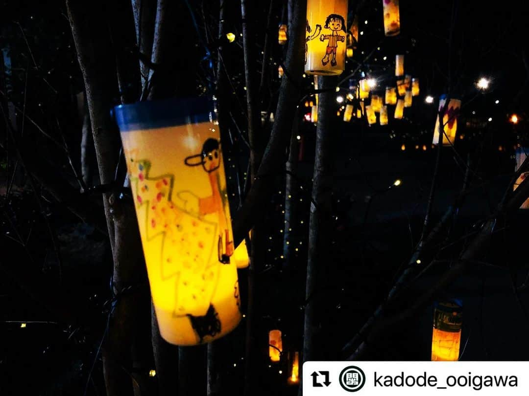 島田市さんのインスタグラム写真 - (島田市Instagram)「メリークリスマス🎄🎅✨ 25日夜まで！KADODE OOIGAWAでクリスマスキャンドルナイトを開催しています。 あったかいスープの販売もありますよ〜😊KADODEでほっこり、あったかいクリスマスを過ごしませんか？🎄  #Repost @kadode_ooigawa with @make_repost ・・・ 《イベントのご案内》﻿ ﻿ kadode ooigawaオープンしてから初めてのクリスマス🎄﻿ #カドデキャンドルナイト を開催します！﻿ マルシェとカフェの間のイベント広場をイルミネーションします。﻿ イベント広場にある約300個のランタンには、地元の幼稚園、保育園の子供たち、またkadodeスタッフが書いた個性溢れる絵が描かれています。ぜひご覧ください。﻿ ﻿ 普段は開いていないキッズパーク外からの入り口も特別に開放♪﻿ ※遊具では遊べません。﻿ ﻿ SLも特別にあの色にライトアップ💡﻿ ﻿ 今年は、kadodeで新鮮な食材をゲット、カドデキャンドルナイトを見てからおうちクリスマスを楽しみませんか？﻿ ﻿ 開催日﻿ 2020/12/23(水)〜2020/12/25(金)﻿ 各日17時〜19時まで﻿ ※12/24.25はイベント広場にてスープの販売を行います。﻿ ﻿ ぜひ皆さまお越しください♪﻿ ﻿ ﻿ ※新型コロナウィルス感染拡大防止のため、マスクの着用、入口での手指消毒、検温、ソーシャルディスタンスにご協力をお願い致します。﻿ ﻿ ﻿ ※近隣店舗、周辺道路への駐車、近隣住民敷地内でのUターンなどはご遠慮ください。﻿ ﻿ ﻿ #2020年11月12日オープン﻿ #kadodeooigawa﻿ #かどでおおいがわ﻿ #カドデオオイガワ﻿ #JA大井川﻿ #島田 #島田市緑茶化計画﻿ #おおいなび﻿ #大井川鐵道 #sl﻿ #富士山静岡空港から20分﻿ #焼津 #藤枝 #川根﻿ #緑茶 #農業 #観光 #体験﻿ #マルシェ #レストラン﻿ #お茶 #緑茶﻿ #イルミネーション ﻿ #ランタン﻿ #おうちクリスマス﻿ #japan_trip #shizuoka﻿ #greentea #kids﻿」12月25日 11時08分 - shimadacity_shizuoka_official