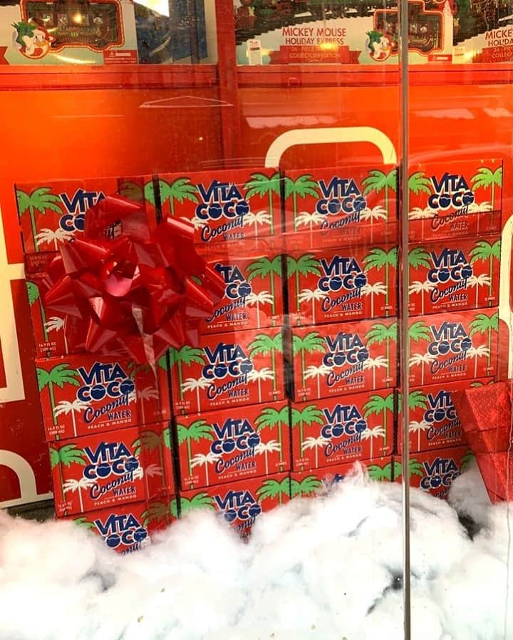 Vita Coco Coconut Waterのインスタグラム：「Looking for a last minute gift idea?  Try window shopping, you can usually find a few good ideas.」