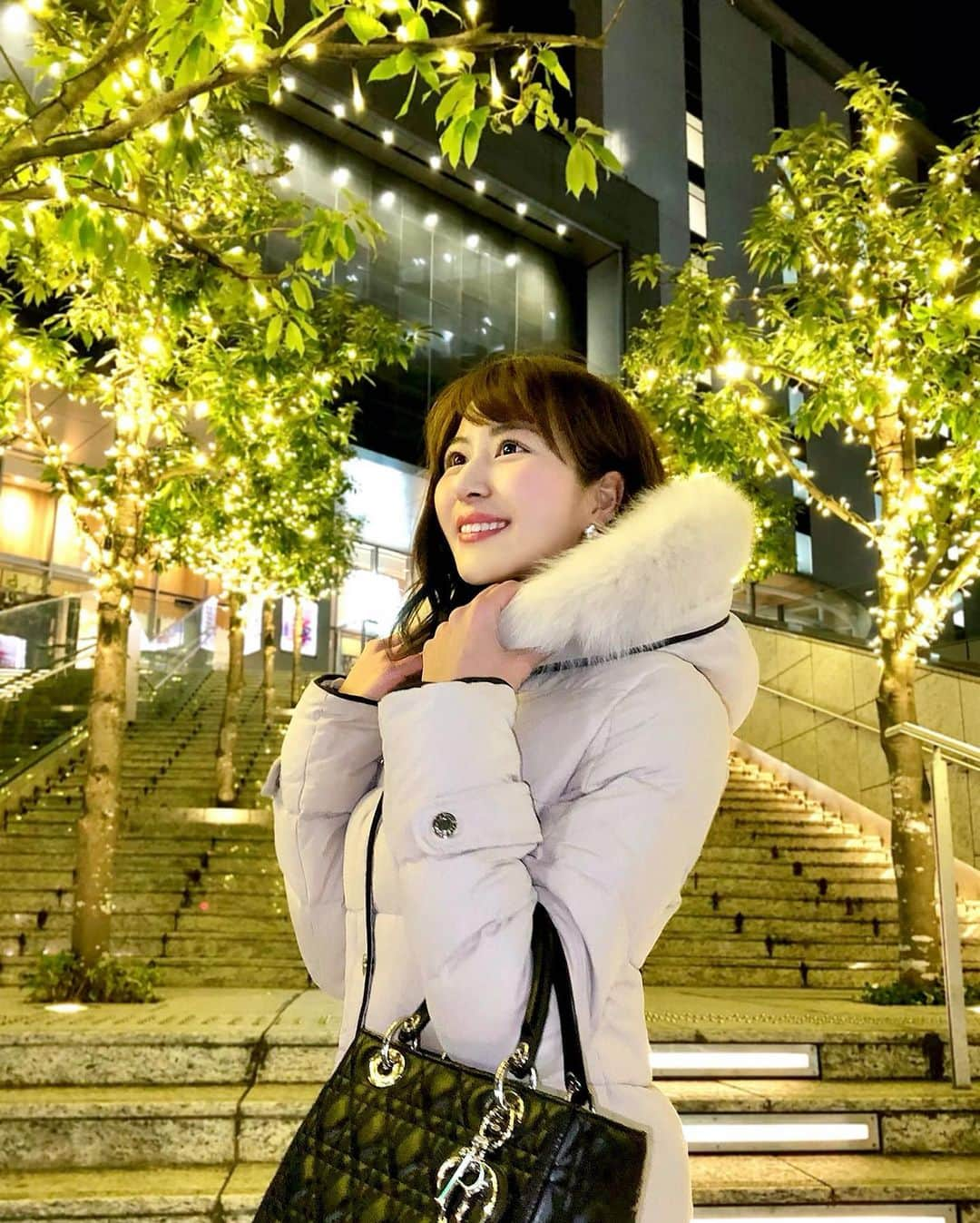 Manaさんのインスタグラム写真 - (ManaInstagram)「🎅🏻🎁🎄🦌 𝑴𝒆𝒓𝒓𝒚 𝑪𝒉𝒓𝒊𝒔𝒕𝒎𝒂𝒔✨ こんにちは😊 . 昨日、仕事あとの帰り道🐾 イルミネーションがとても綺麗でした❤︎ . 最近忙しかったので今日はのんびり♪ 皆さんはどんなクリスマスを過ごされますか？🥰 . . . 皆さんそれぞれにとっての 素敵なクリスマスになりますように…💕 . . . . Coat：#lamode  Bag：#dior #ladydior . . . #メリークリスマス #メリクリ #コートコーデ #ホワイトコーデ #クリスマスコーデ #あったかコーデ #ダウンコート #名古屋駅 #名駅 #イルミネーション2020 #イルミネーション #クリスマスイルミネーション #クリスマス2020 #イルミネーション2020 #christmasillustration #christmas2020 #happyholiday #nagoyastation」12月25日 11時11分 - mana.tcy