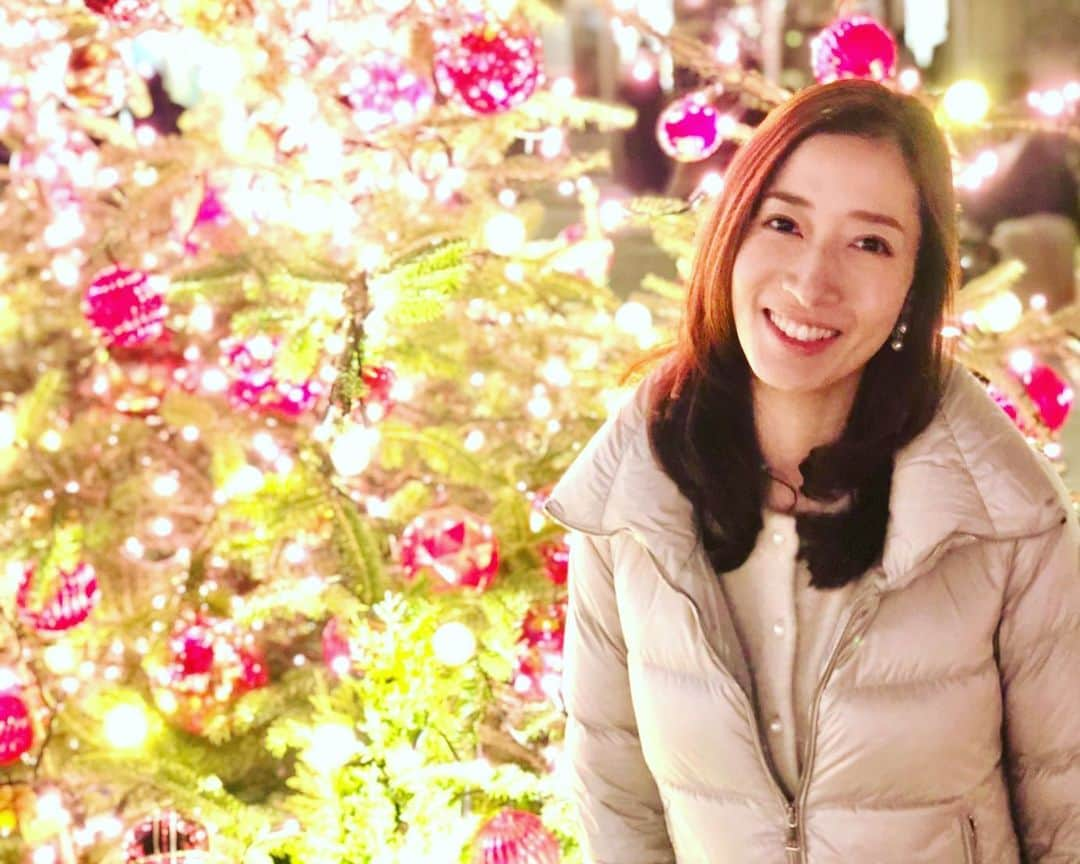 伶美うららさんのインスタグラム写真 - (伶美うららInstagram)「Merry Christmas🎄  今年は少し静かなクリスマスになりそうですが、ツリーがあったので記念に✨  イルミネーションが煌びやかなのも今日で終わってしまいますね🔔  キラキラしてるものって、やっぱり気分が上がります🥰 今日一日素敵なクリスマスをお過ごし下さい🎄✨  今年もあと少し‼︎  👗 cardigan  @anniplus.granyamaki   #メリークリスマス  #街のイルミネーション 🎄 #🎅 🎁」12月25日 11時11分 - urara_reimi