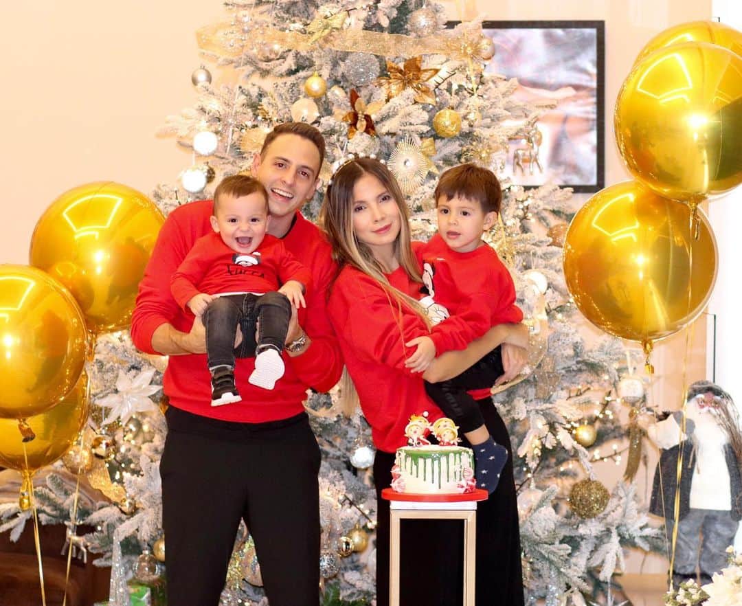サンティアゴ・アリアスのインスタグラム：「Feliz navidad a todos!!! 🎄🎁 lindo día para disfrutar en familia!! 👨‍👩‍👦‍👦 @fiestapartykarinjimenez 👏🏼👏🏼」