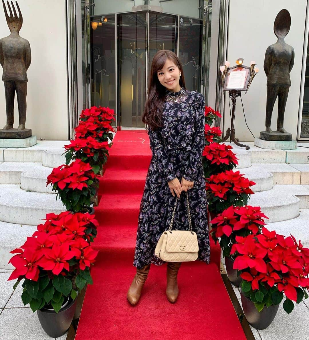 福山唯のインスタグラム：「merry christmas🎄❤️ . . 素敵なクリスマスをお過ごし下さい♡♡ . .  #merrychristmas #xmas #christmas #happy #ginza #chanel #bally #boots #onepiece #boots #クリスマス　#ポインセチア　❤️」