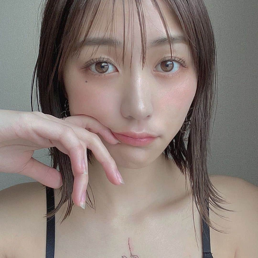 荒山みなみさんのインスタグラム写真 - (荒山みなみInstagram)「#コメント返します！  生っぽかきのたね。 メリークリスマスです🥺🎄  この投稿のコメントお返事します！！ 普段コメント残さない方もぜひ！ くるかなー☹️☹️ ・ #1人1回お返事します🥺💕 #これはボディーシール」12月25日 11時22分 - 37.37.373