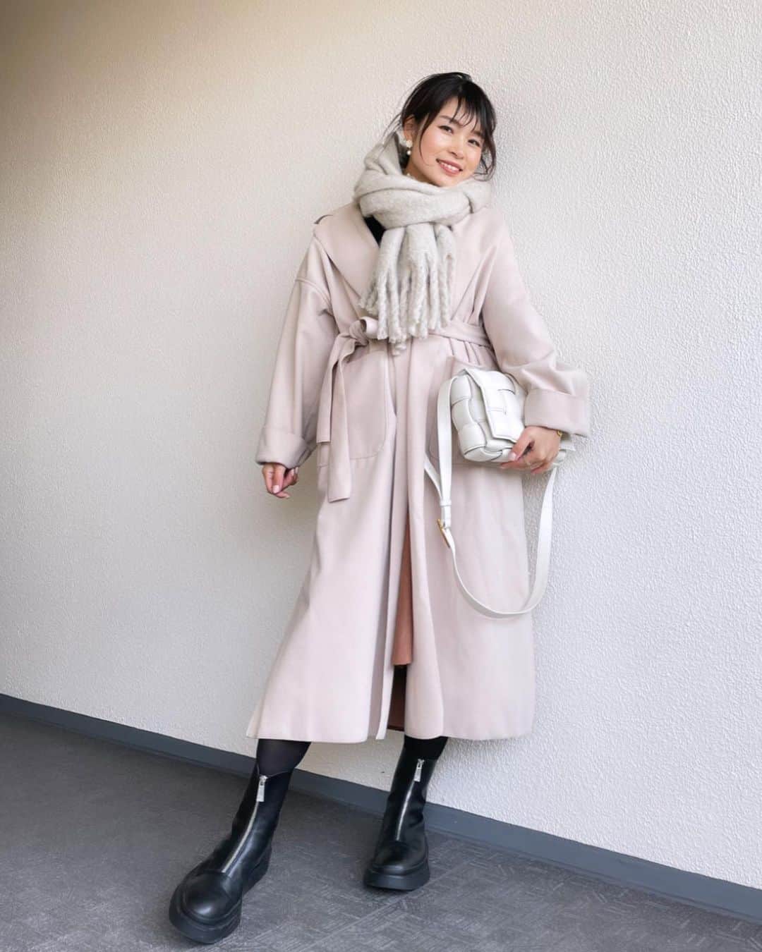 三佐和あやのインスタグラム：「𝙈𝙚𝙧𝙧𝙮 𝘾𝙝𝙧𝙞𝙨𝙩𝙢𝙖𝙨 𝙖𝙣𝙙 𝙖𝙡𝙡 𝙩𝙝𝙚 𝙗𝙚𝙨𝙩 𝙞𝙣 𝙩𝙝𝙚 𝙉𝙚𝙬 𝙔𝙚𝙖𝙧.﻿ ﻿ おはよ〜‼️ 楽しみにしてたクリスマス🎄✨🎉﻿ 子供たちが 我が家に集まってホームパーティーするよ🎂﻿ わたしの分のケーキたりるかなぁ😅﻿  みなさんも楽しく過ごしてね‼️ ﻿ #code ﻿ coat ... @reedit_official boots ... @zara  accessories ... @milaowen_official  ﻿ #今日のコーデ #今日の靴 #今日の服 #冬コーデ #コート #コートコーデ #きょコ #シンプルコーデ #大人カジュアルコーデ #大人コーデ #きれいめコーデ #きれいめカジュアル #ママ #ママコーデ #ママファッション #お洒落 #fashion #fashiongram #fashionista﻿ #アラサーコーデ #today #todayscode #コート xmas ﻿ ﻿」