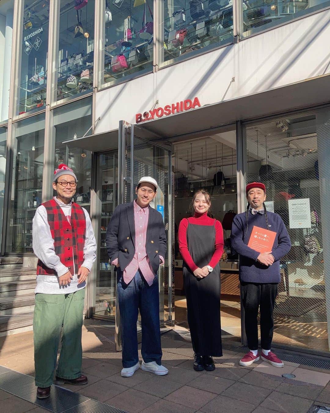 B JIRUSHI YOSHIDAのインスタグラム：「おはようございます。 只今の代官山地区の天候は晴れ。 本日の最高気温は、13℃の予報です。 朝から日差しがありポカポカ気持ちいいですね。 この天候は夜まで続くそうです。 素敵なクリスマスをお過ごし下さい。 ・ 本日はこのメンバーでご案内いたします。 クリスマス営業ということでコーディネートに赤を取り入れて統一しております。サンタのような者たちが皆さんをお待ちしております。 晩御飯は何にしようか迷っているスタッフがいますので、お決まりの方はお財布やカバンをお探しの際に是非教えて下さい。 駆け込みギフトも大歓迎です。 ・ それでは、本日も皆様のご来店をお待ちしております。 ・ ＜営業終了のお知らせ＞ B印 ヨシダ 代官山は、12月27日(日)をもって営業を終了いたします。 最終営業日まで、変わらぬご愛顧のほど、宜しくお願いいたします。 営業終了後はビームスジャパン3Fにて販売をいたしますので、どうぞご利用いただきますよう宜しくお願いいたします。  #beams #bjirushiyoshida #b印ヨシダ」